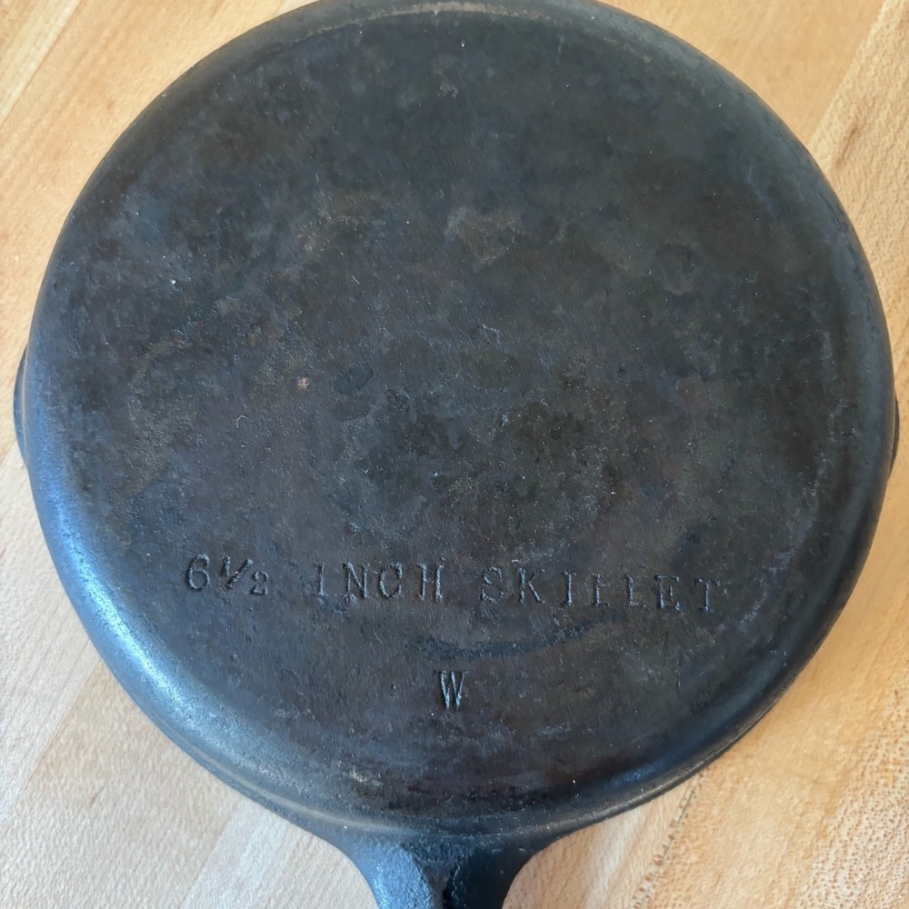 Vintage Unmarked Wagner 6 1/2" cast iron skillet double spouts - Picture 5 of 6
